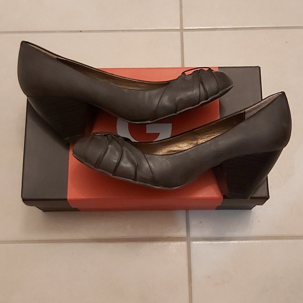 Round Toe Heels 👠 - Picture 3 of 3